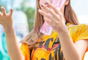 打开无圣光：爱丝秋日艺术图集的另一面