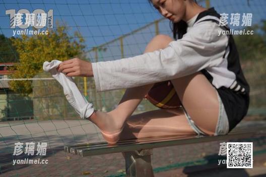 IESS异思趣向 - 红色战袍下的兔兔，看这福利写真，是要掀起新风潮吗？