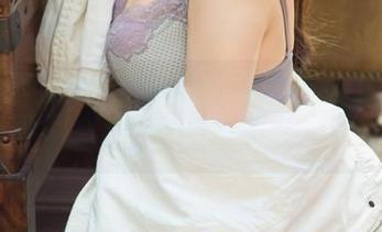 UGirls尤果网 – 轻松随性！信悦儿的办公室套图指南