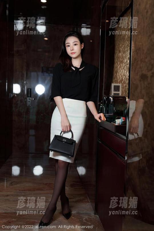 Xiuren秀人网-tina_甜仔 Xiuren秀人网 - 从tina_甜仔的视角揭开奶牛写真,暗潮汹涌的初见感!