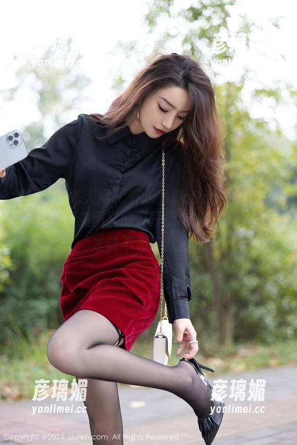 Xiuren秀人网-养乐多DoDo Xiuren秀人网 - 养乐多DoDo又来搞事情了,这组美图里的湖景旗袍,该怎么形容才能不显得肤浅?