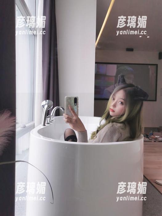 eloise软软白旗袍写真，诱惑与雅致的完美交融！