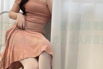 这些情人节精选4套，依依超级懒的写真下载后请小心操作，让人捧腹！