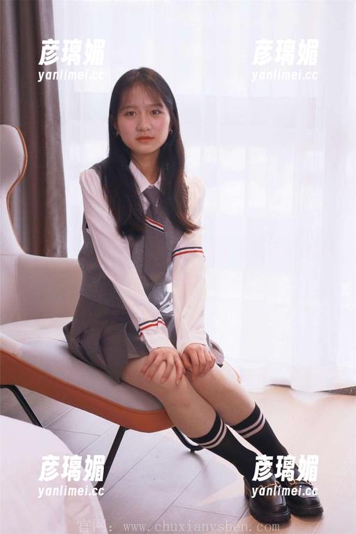 初夏女神 - 意外的惊喜：网盘里依依的黑白合集，让我有点懵！