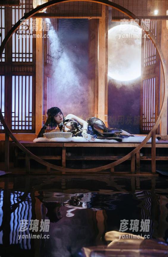 “打破常规！夏小秋秋秋在线用灰旗袍和条纹袜玩出新花样”图集