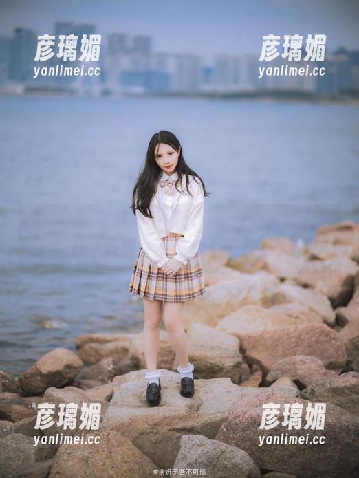 圣诞节妍子坚不可摧cos的私房写真，万万没想到，风格竟如此带感。