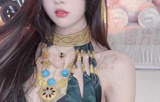 穿着白衬衫的小小奶瓶儿，图片里隐藏的趣味是什么？