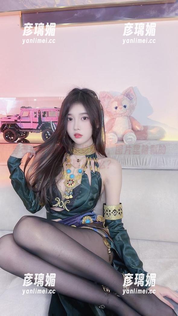小小奶瓶儿 穿着白衬衫的小小奶瓶儿,图片里隐藏的趣味是什么?