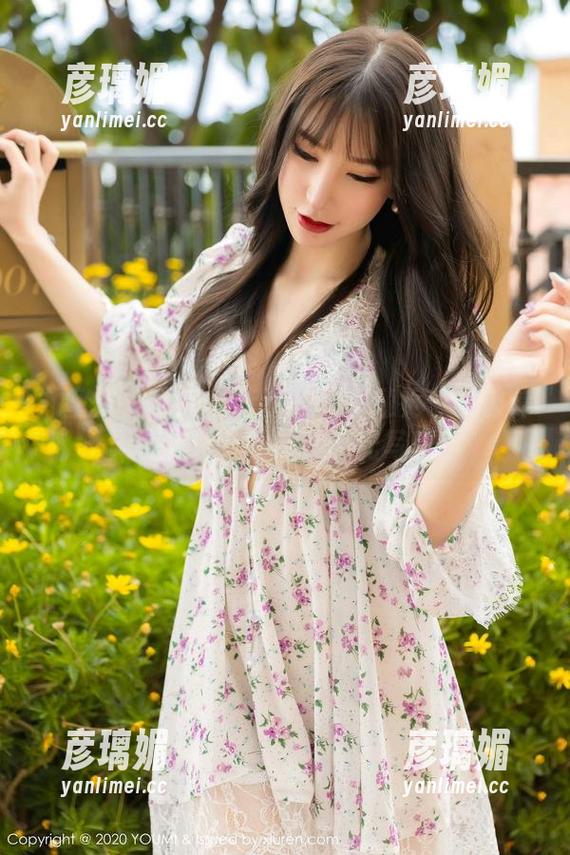 尤蜜荟 - 快来穆菲菲的泳池速览——彼岸天使与水花的完美绝配写真！