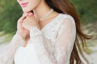 推女神 – 人们都说刘飞儿Faye的裸足美图佳作不断，可我每次看到都不免想想，她怎么做到的？