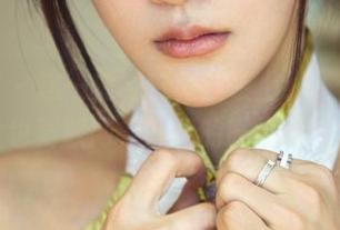 推女郎 – 这一刻，白裙新装上线，何何夕的照片也要联网，下载的时候别想太多。