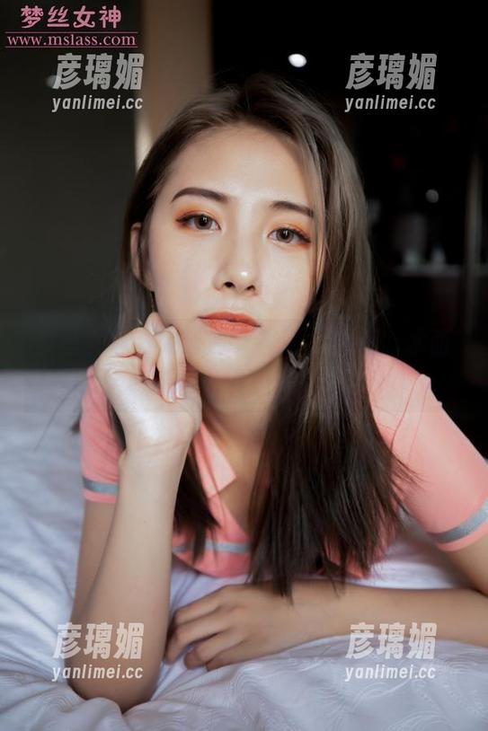 梦丝女神 - 在泳池中遇见玥玥原图，水面上溅起的不只是一朵浪花！