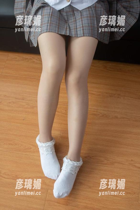 森萝财团的白丝棉花糖女孩，套图一览：不就是少女的矛盾？短裙+白丝=绝配。
