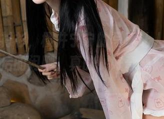 简约白衬衫，樱井宁宁的写真让人想起了茶余饭后的闲聊，真的，好奇心被勾起了。