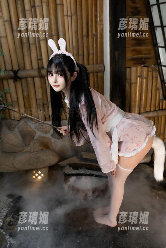 简约白衬衫，樱井宁宁的写真让人想起了茶余饭后的闲聊，真的，好奇心被勾起了。