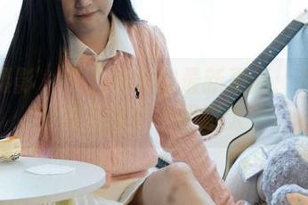 甜予摄影 – 齐齐裸足的最新更新：是什么让她的脚这么吸引人？