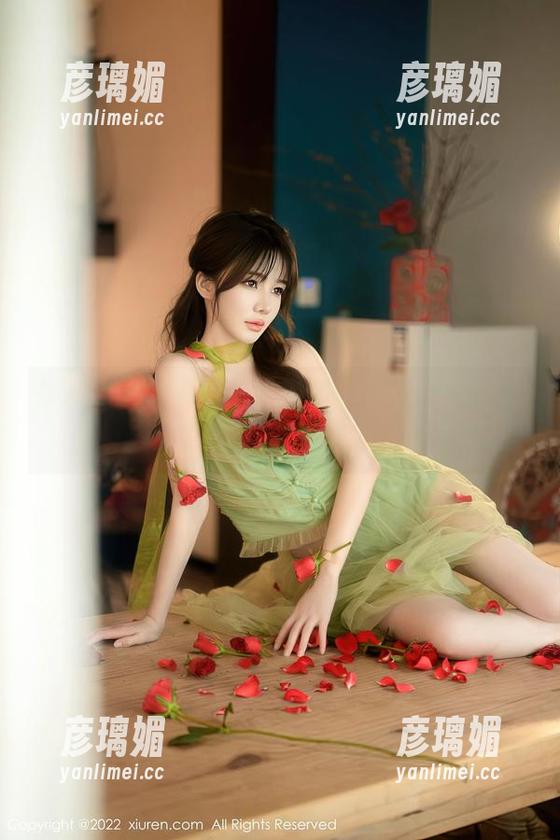 秀人网 - 在线写真里的棉袜，MOON嘉依的风格我说不准