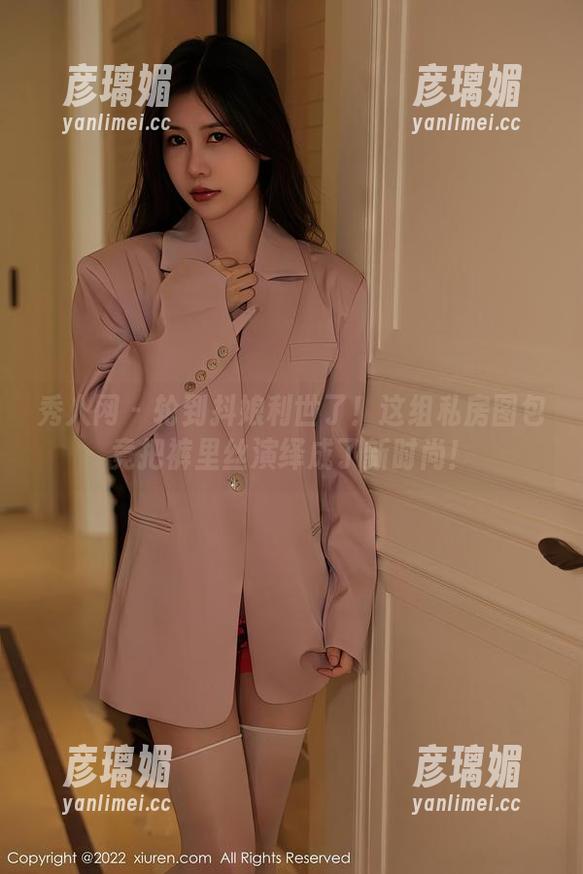 秀人网 - 轮到抖娘利世了！这组私房图包竟把裤里丝演绎成了新时尚！