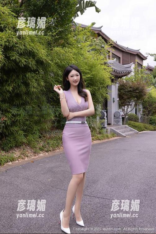 秀人网 - 草莓zz的女仆图集——当她遇上了神奇的扫把！