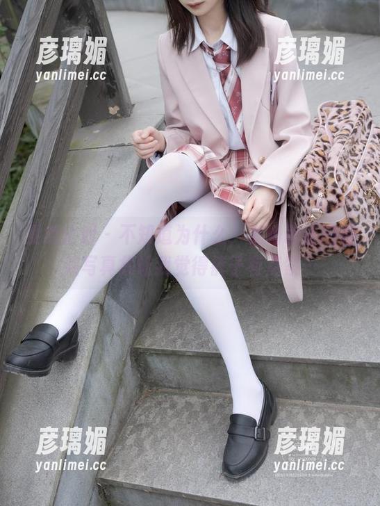紧急企划 - 不知道为什么，龙崎聆音的御姐写真集让我觉得裤子有点紧…
