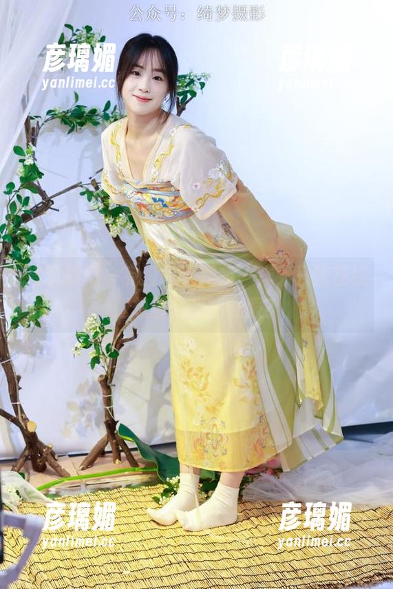 绮梦摄影 - 有没有人跟我一样，只能在线遐想着月月的礼服？