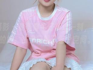 绮梦摄影 – 泰美穿牛仔裤这一刻，美图中的她，彷佛征服了整个空间。