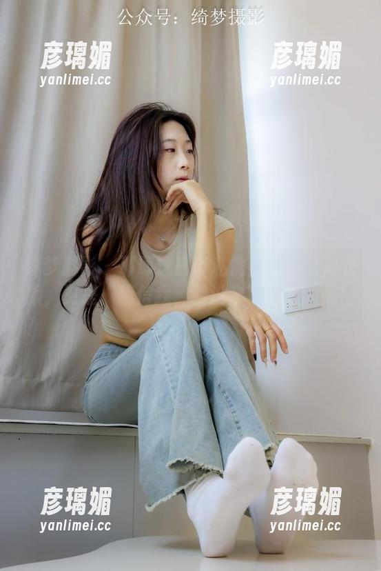 绮梦摄影 - 耶耶这吊带私房照：不只是衣服，更是“相信我，我没穿”等级的美！
