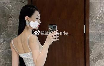 微密圈 – 脸红Dearie的天台图集更新，带着点微妙的暧昧和叹息，挺有料的
