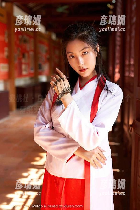 蜜桃社 - 白衬衫的无限魅力：真希，这个壁纸美图比我昨天的煎蛋还好看！