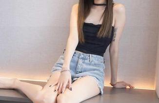袜啵啵 – 这马丁靴正好衬托甜甜圈，免费写真主题是：逗趣搭配！