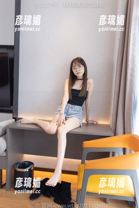 袜啵啵 - 这马丁靴正好衬托甜甜圈，免费写真主题是：逗趣搭配！