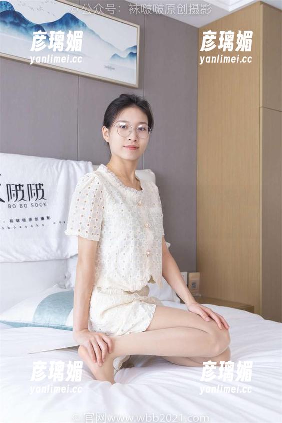 袜啵啵-稚予 袜啵啵 - 眼镜是我的搭档,稚予的写真让你心里犯嘀咕