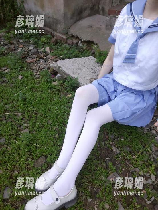 西尔酱 西尔酱最新cue:这蓝白围裙,“干活”还是“秀色”,难以抉择啊。