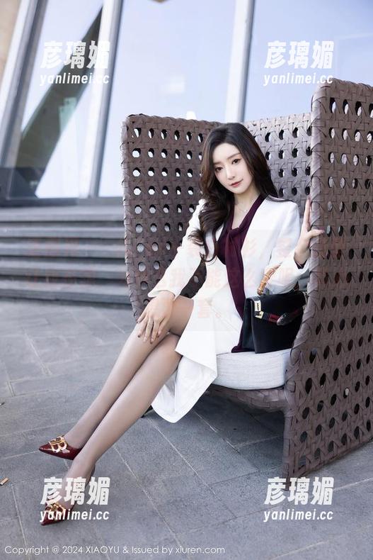 语画界 - 玥儿玥er一袭白衬衫，整个造型让我在想，为什么我不能这么穿呢，真心想要一套。