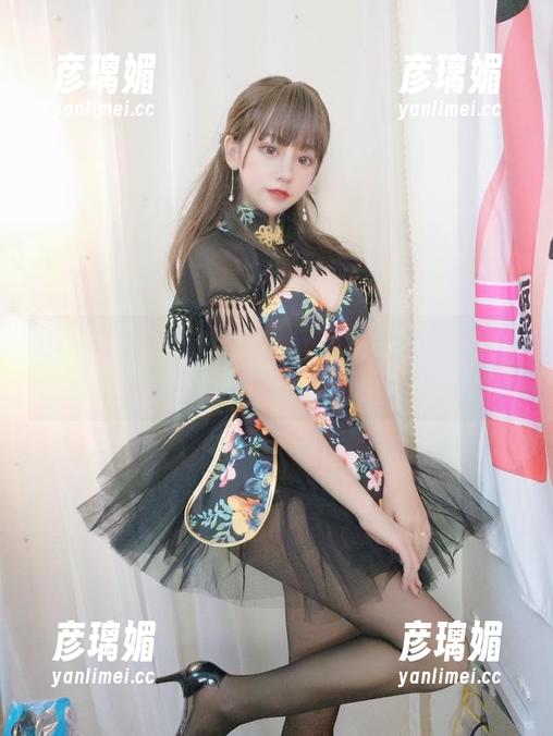 原图中，过期米线线喵的连体衣女仆，没想到这么简单的搭配也能有这么信息量...