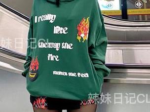 微密圈 – 说说陈佩奇白裙的在线印象，有点像童年记忆里的那种恣意。