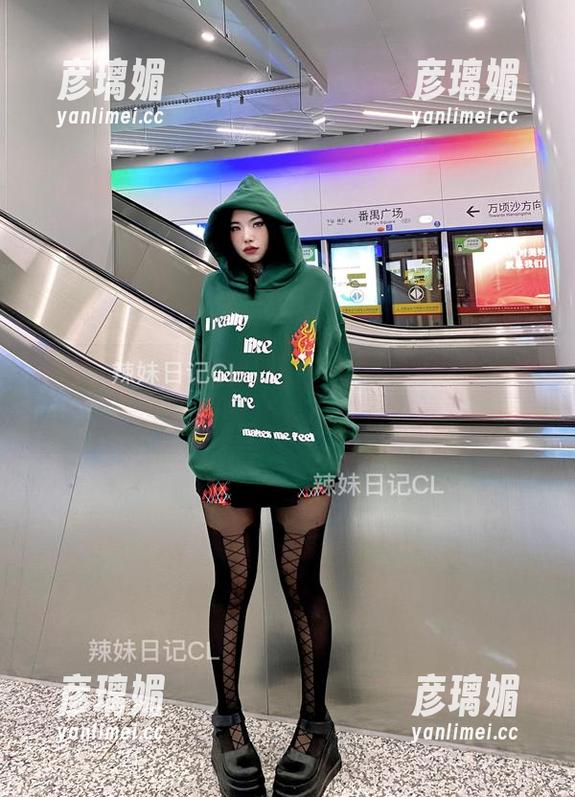 陈佩奇 微密圈 - 说说陈佩奇白裙的在线印象,有点像童年记忆里的那种恣意。