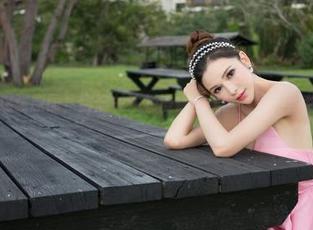 青豆客 – 这张原图，偷偷关注杨漫妮的美腿，完全是我的失态啊…