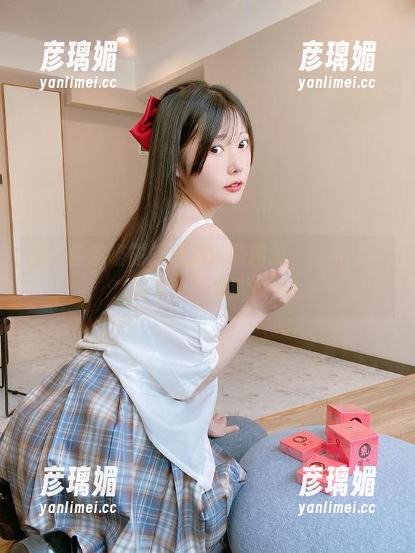 翻到香草喵露露最新泳装图册，我开始想，如果这泳池能说话...