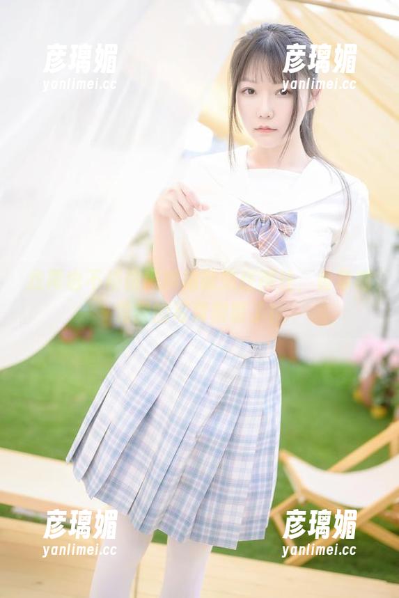 我再也不相信黑旗袍能端庄得住，香草喵露露的写真颠覆了！