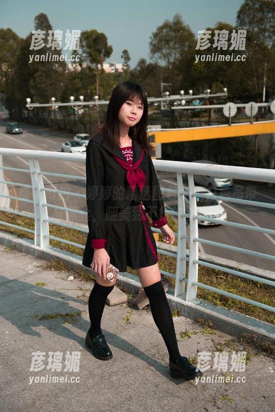 魔镜街拍 - 婷婷的精选图包——白色吊带与黑丝，腿美到不行的画面！