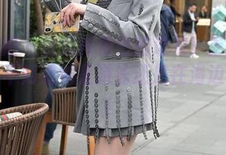 魔镜街拍 – 蓝到掉颜色的泳衣！芝芝的套图，我不知道她是游泳还是在海边开派对！