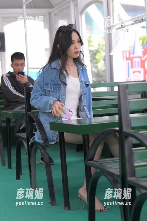 魔镜街拍 - 无圣光下的萌宝儿：哈哈镜前的包臀裙与肉丝图包