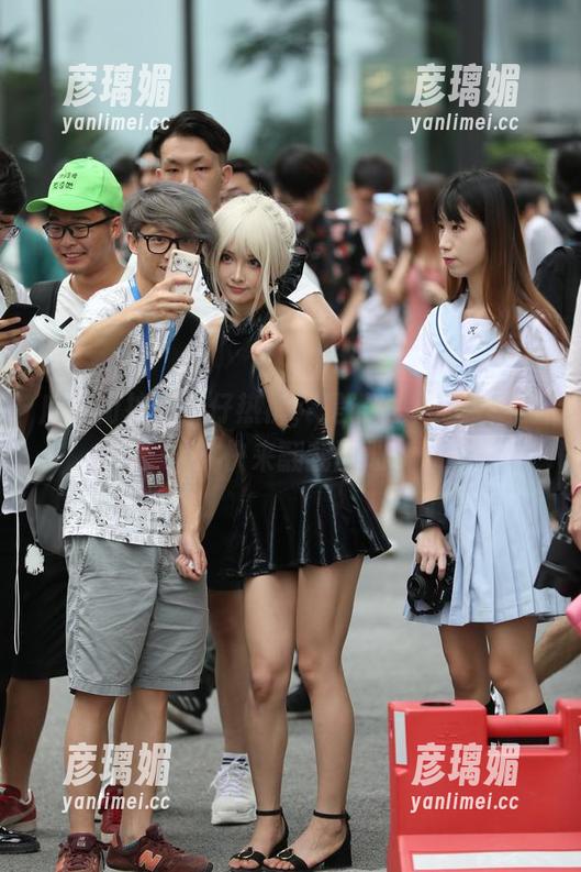魔镜街拍的牛仔热裤，是谁说牛仔寂寞的？快来翻翻图册